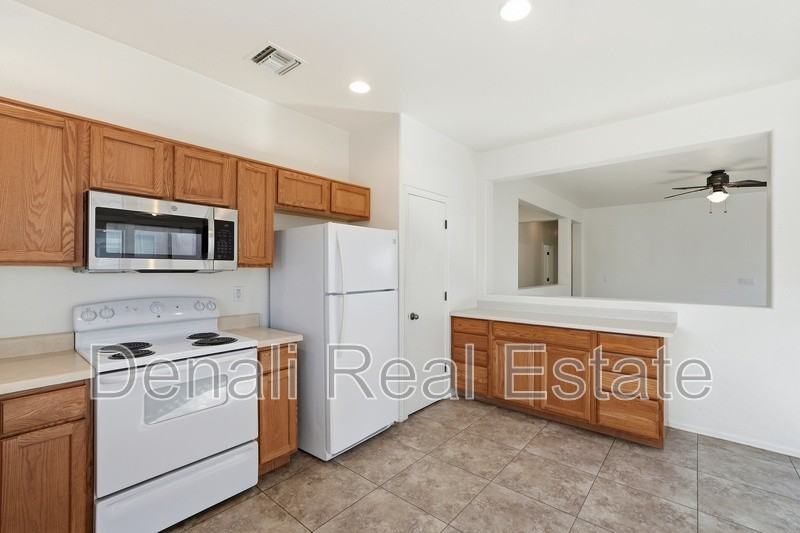 907 E Catkins Pl - Photo 7 of 31