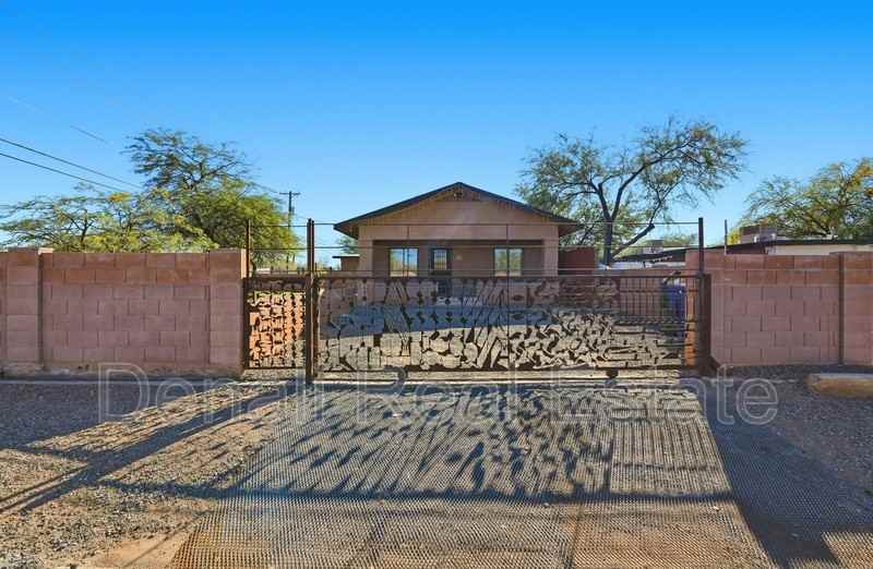 468 E Delano St - Photo 4 of 25