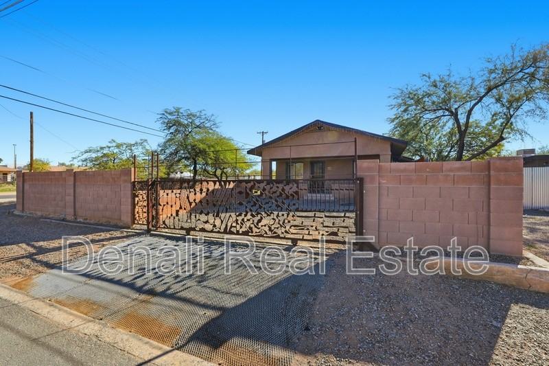 468 E Delano St - Photo 5 of 25