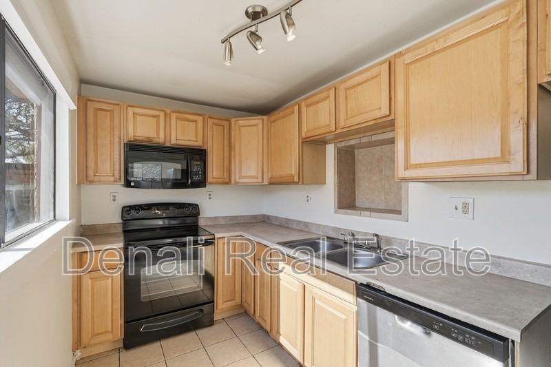 468 E Delano St - Photo 7 of 25