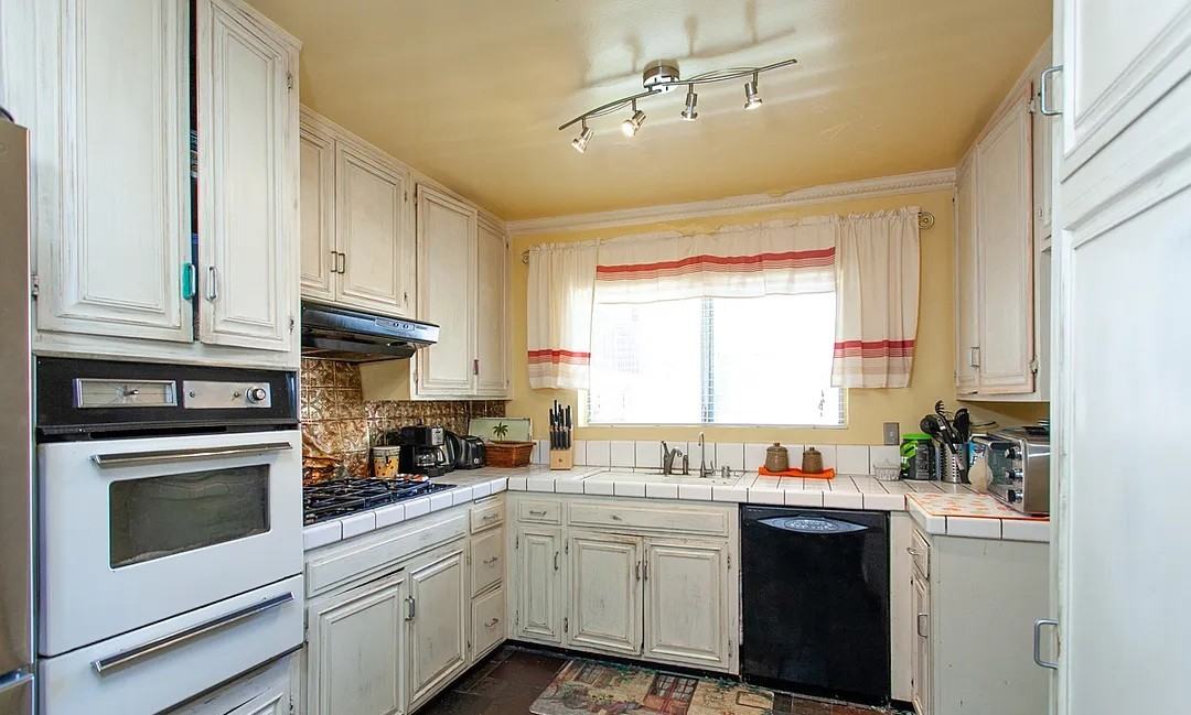 5354 Lindley Ave - Photo 4 of 9