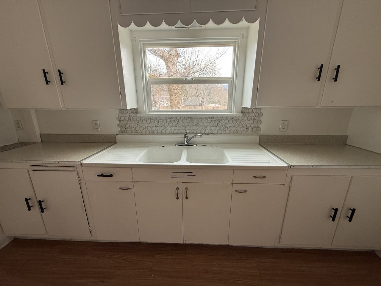 363 Phelps Ave - Photo 5 of 20