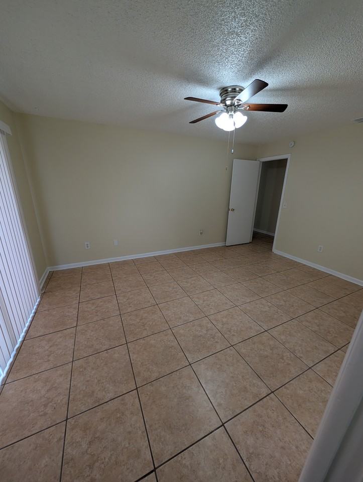 1404 Wildrose Dr - Photo 7 of 25