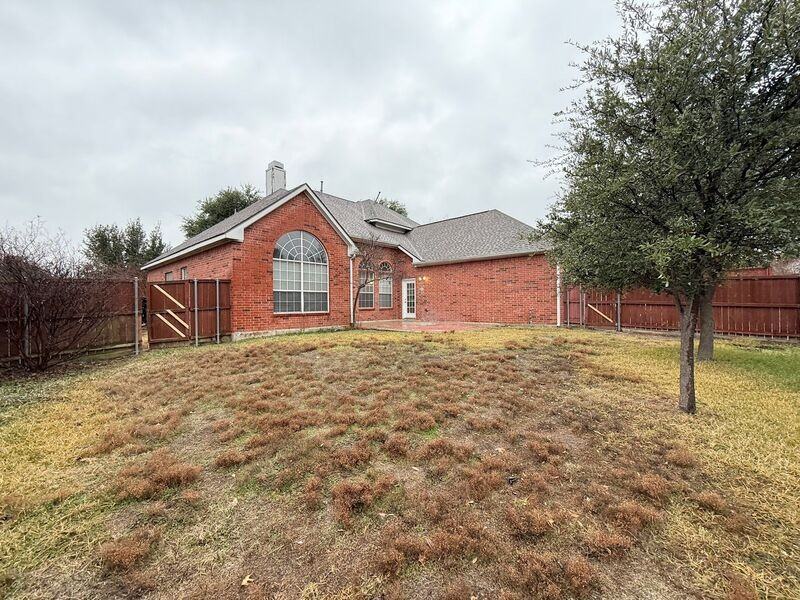 2405 Hopkins Dr - Photo 2 of 21