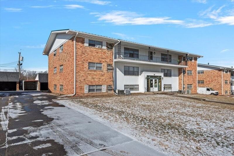 103 S Elder Ln - Photo 2 of 9