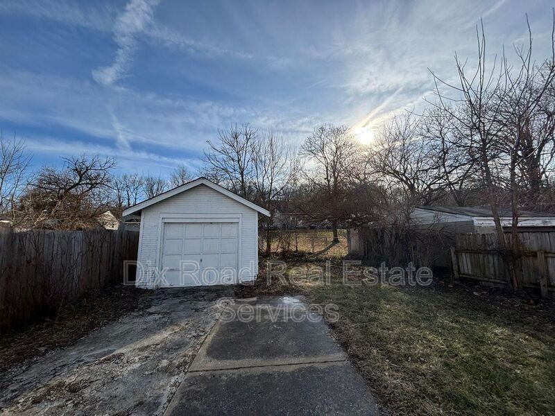 525 Harrison Ave - Photo 4 of 18