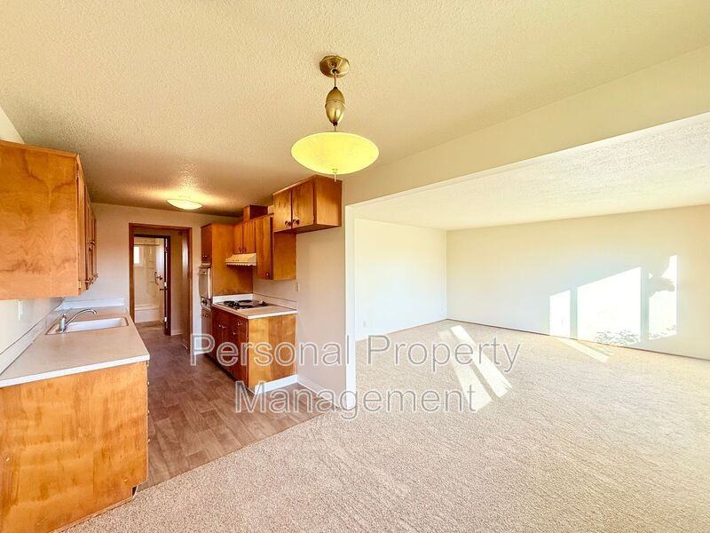 702 Garrison Ter - Photo 3 of 13