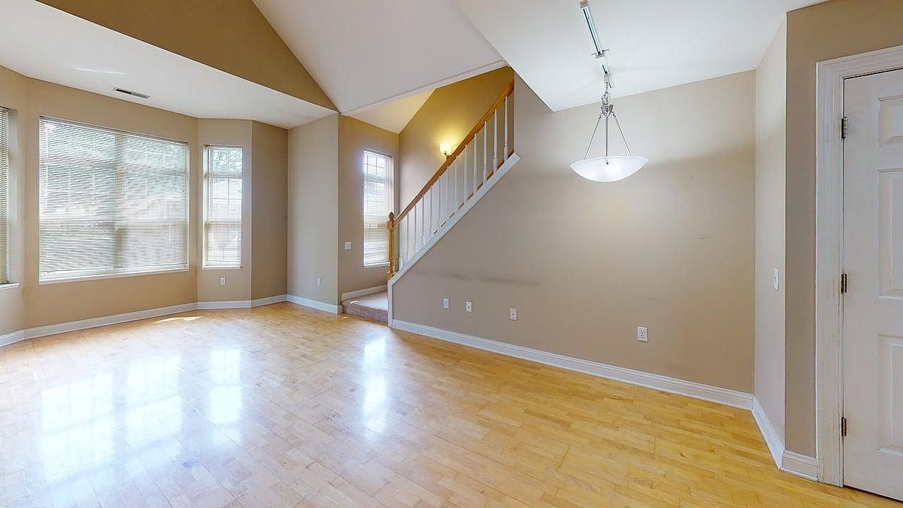 Victory Court - Photo 7 of 33