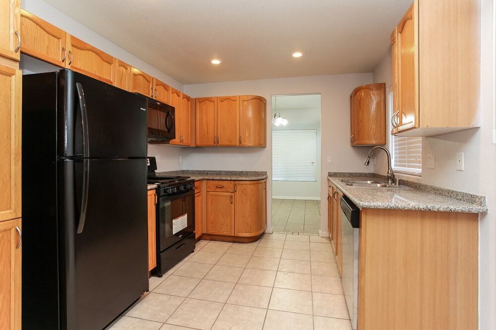 7712 Sparrowgate Ave - Photo 5 of 17