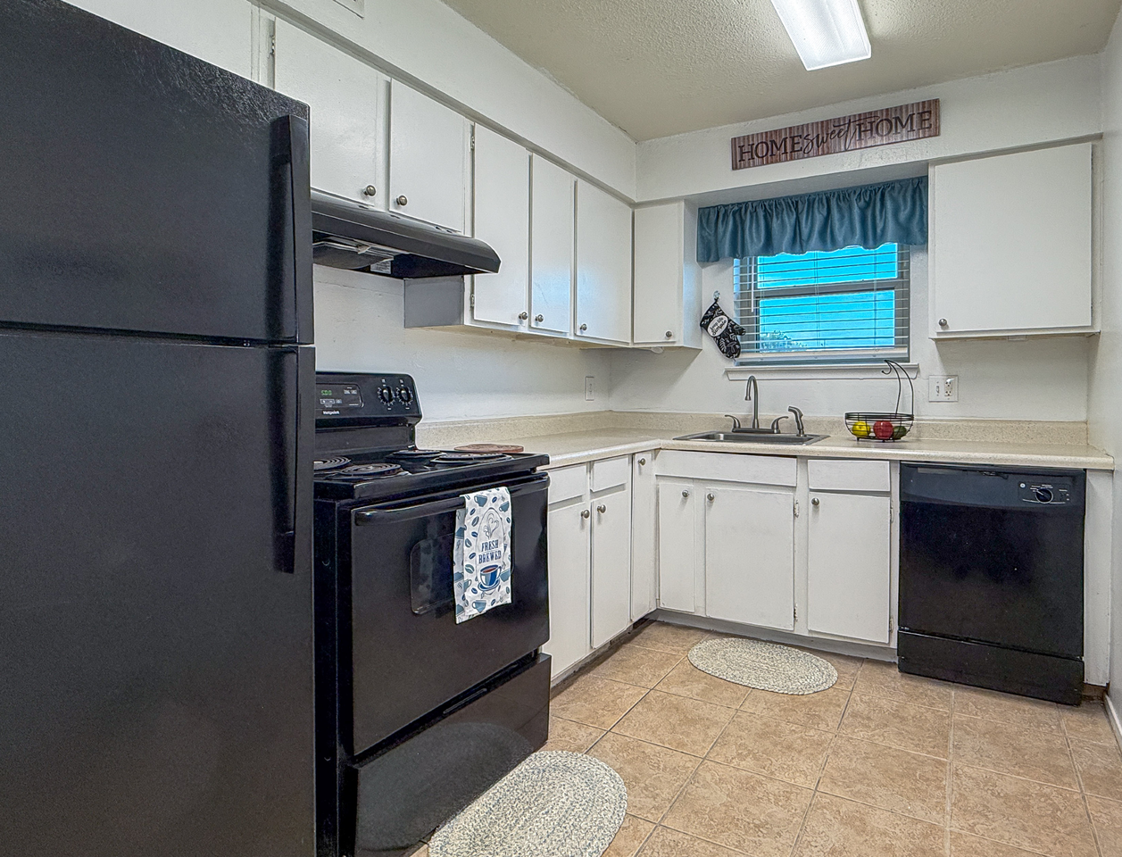 Hampton Court Apartments - Photo 2 of 28