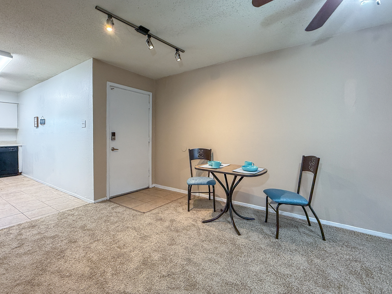 Hampton Court Apartments - Photo 4 of 28