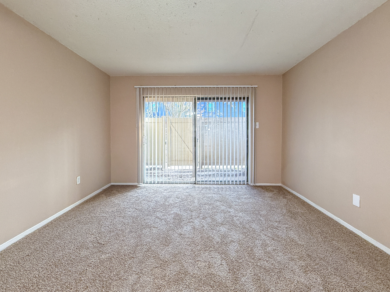 Hampton Court Apartments - Photo 5 of 28