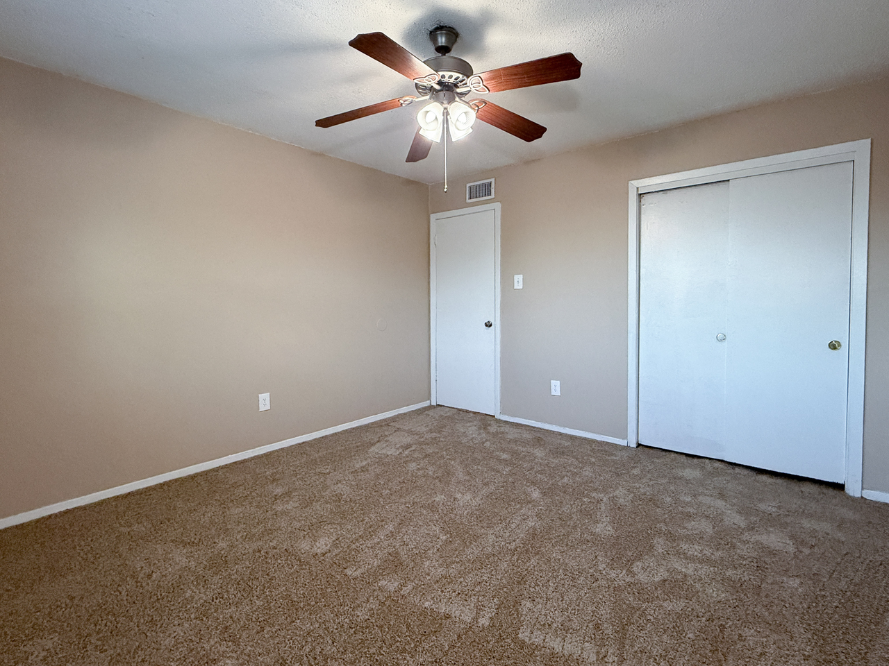 Hampton Court Apartments - Photo 6 of 28