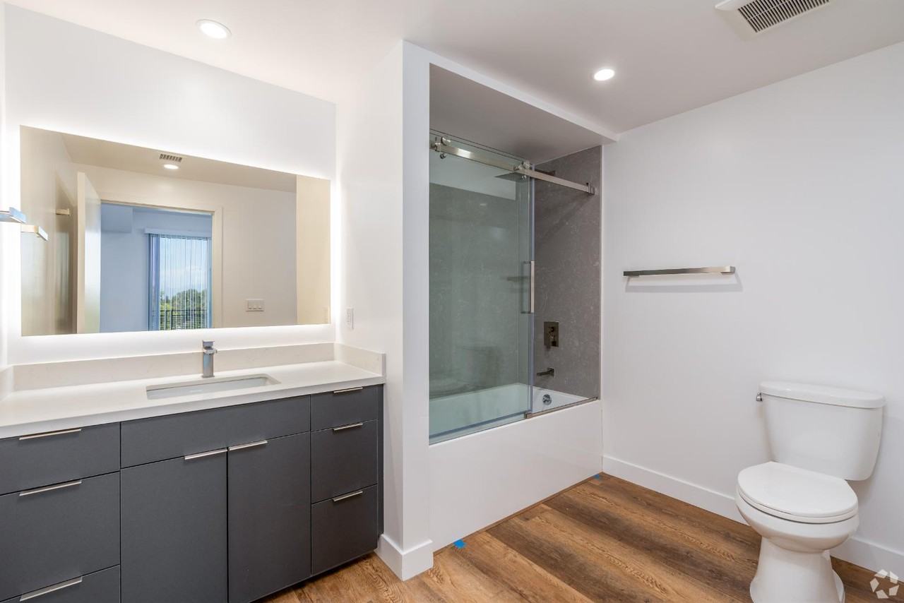 8940 Reseda Blvd - Photo 4 of 43