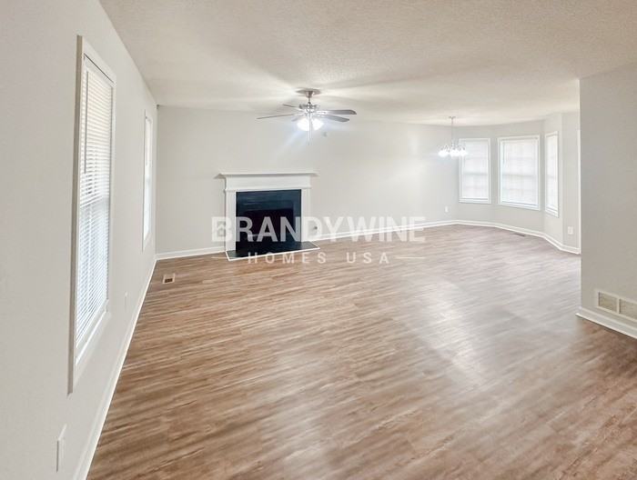 700 Newport Dr - Photo 4 of 28