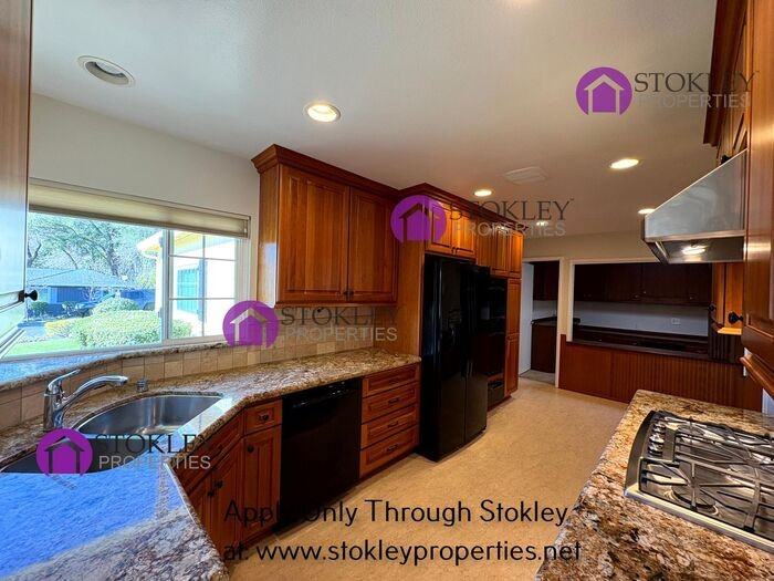 1130 Laurel Dr - Photo 2 of 16