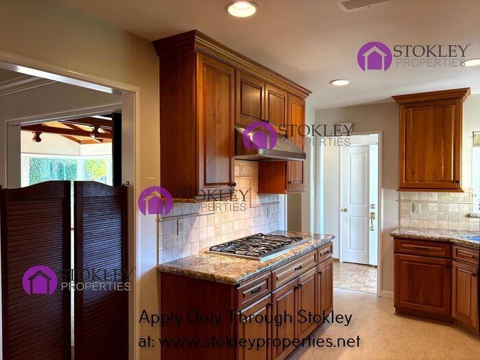 1130 Laurel Dr - Photo 3 of 16