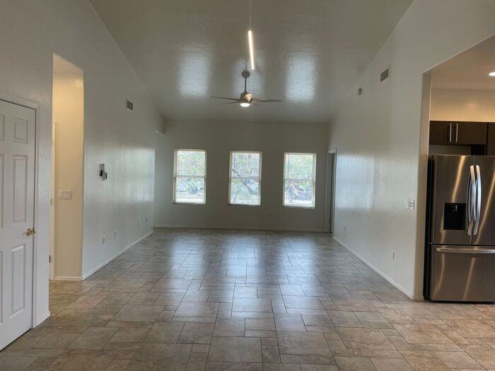 1046 N 4th Ave #2 - Photo 7 of 32