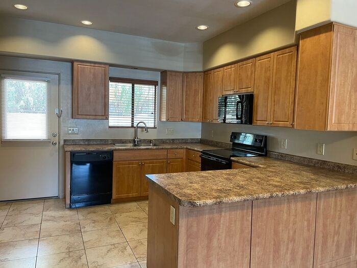 1435 W Kilburn St #2102 - Photo 5 of 28