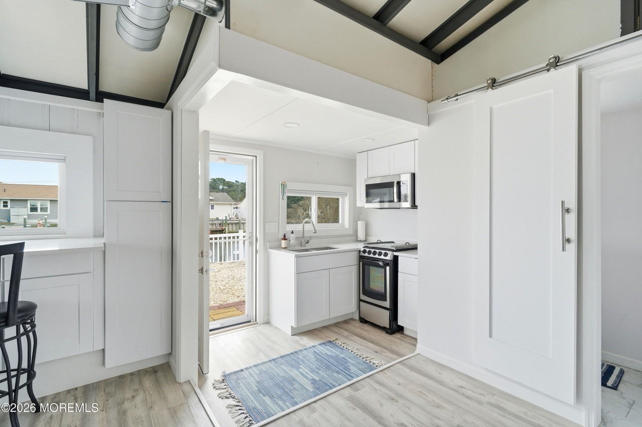 1121 Cape May Dr - Photo 3 of 29