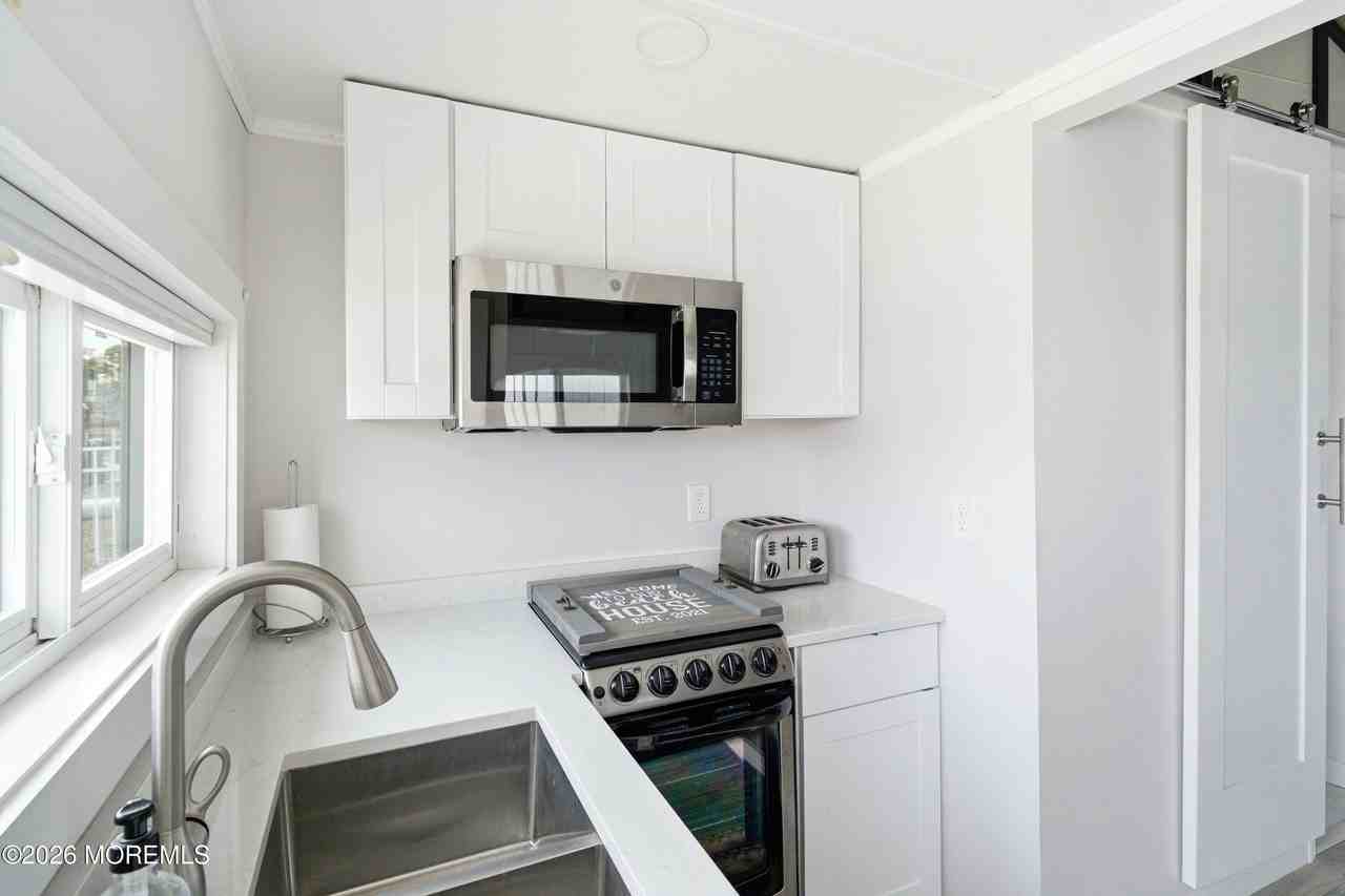 1121 Cape May Dr - Photo 4 of 29