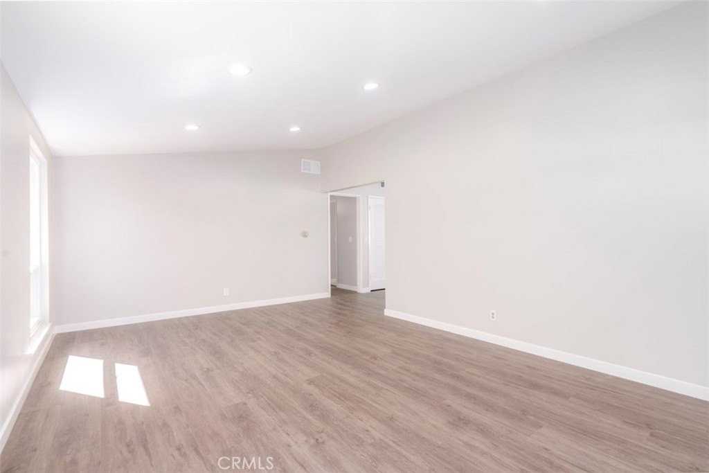 2391 Westminster Ave - Photo 3 of 26