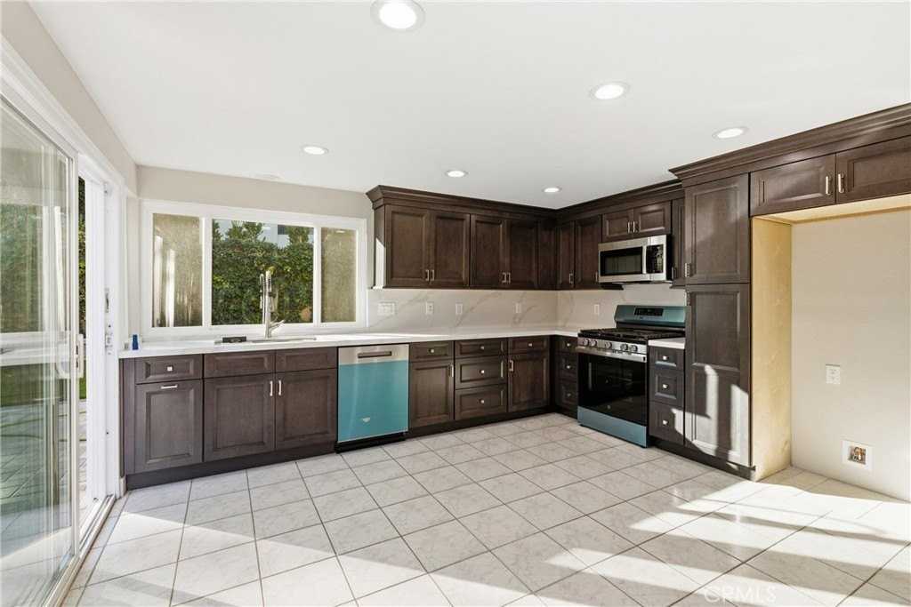 25302 Neptune Dr - Photo 6 of 28