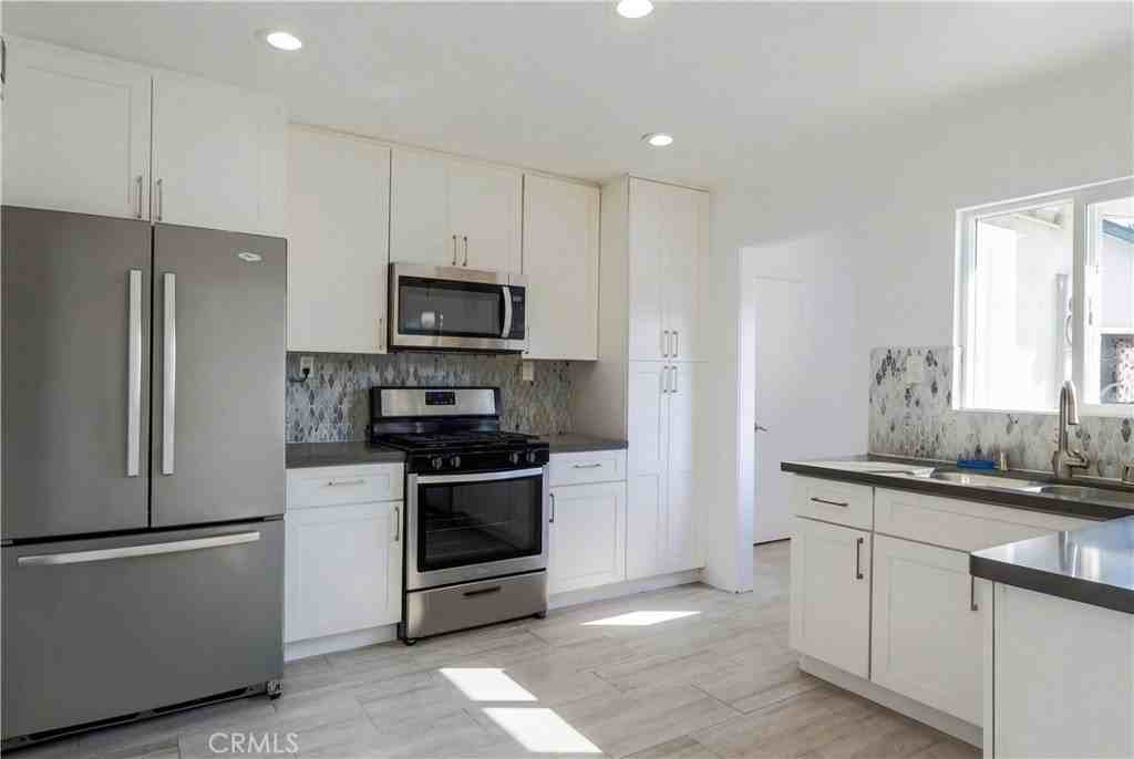 2818 W Bridgeport Ave - Photo 3 of 11