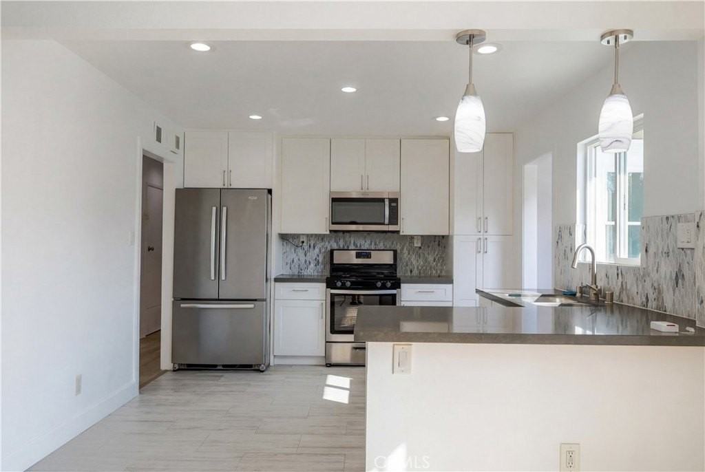 2818 W Bridgeport Ave - Photo 4 of 11