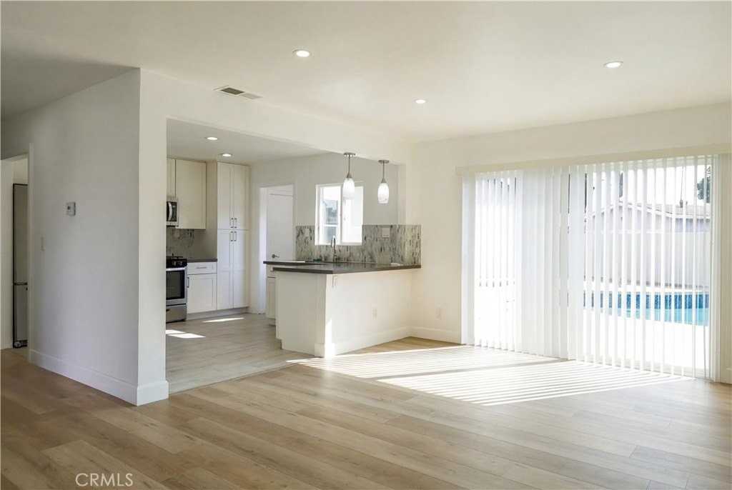 2818 W Bridgeport Ave - Photo 5 of 11