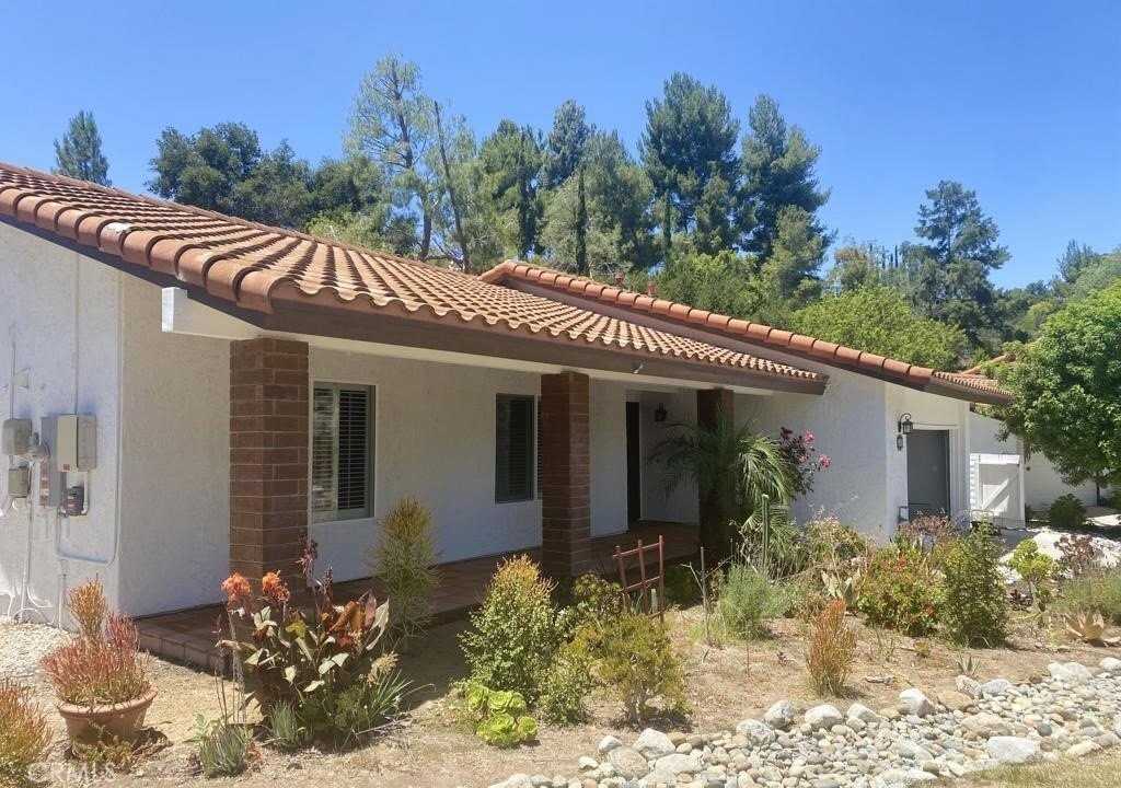 1459 Briarglen Ave - Photo 2 of 33