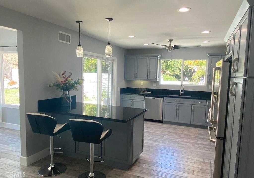 1459 Briarglen Ave - Photo 3 of 33