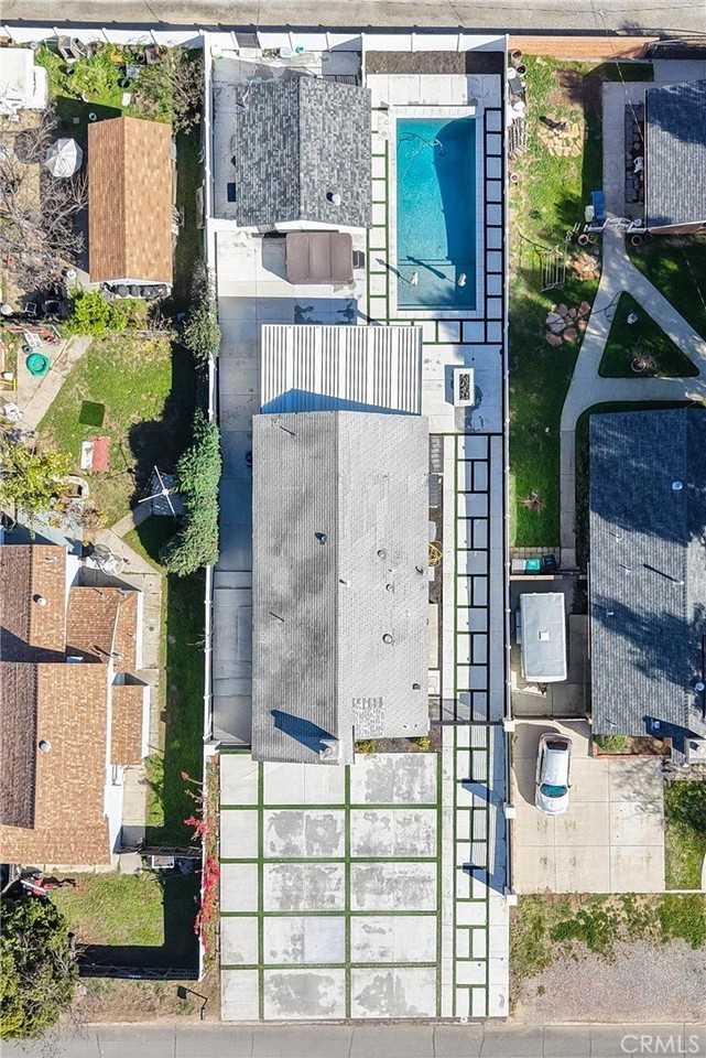 24902 1st Ave - Photo 3 of 50