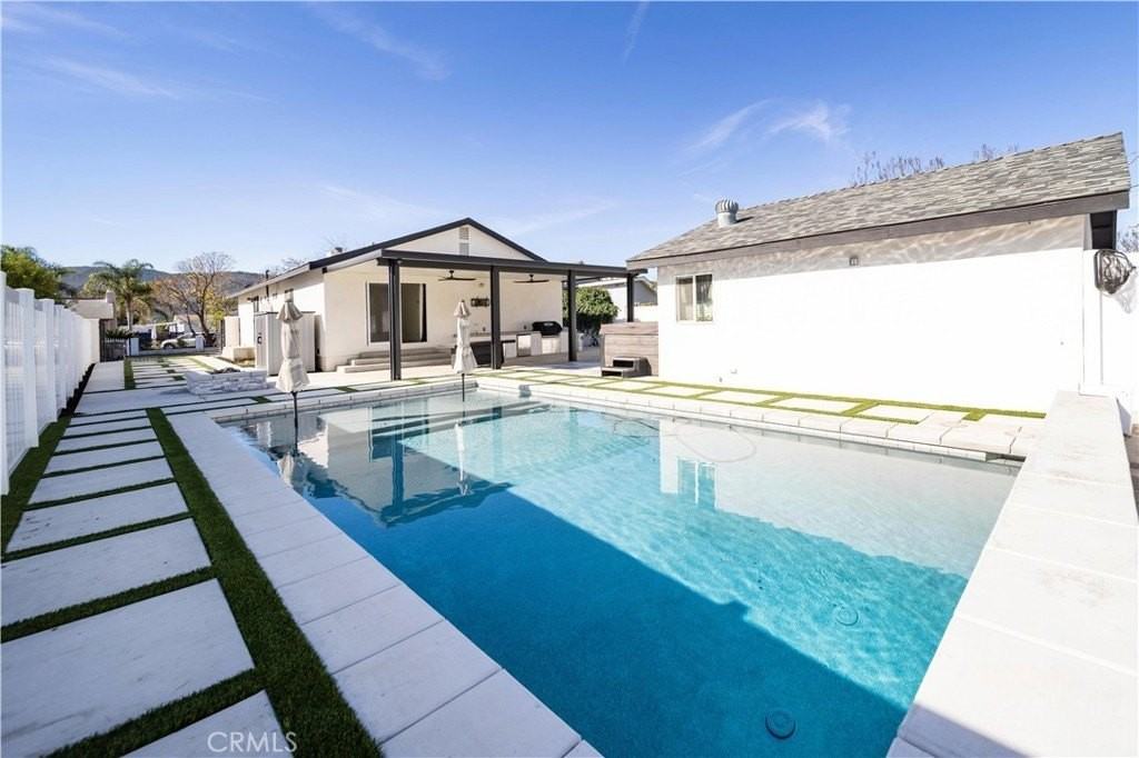 24902 1st Ave - Photo 4 of 50