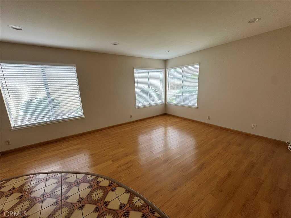 2448 Flora St - Photo 4 of 24