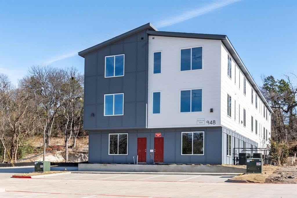 948 Corinth St #1 - Photo 3 of 27