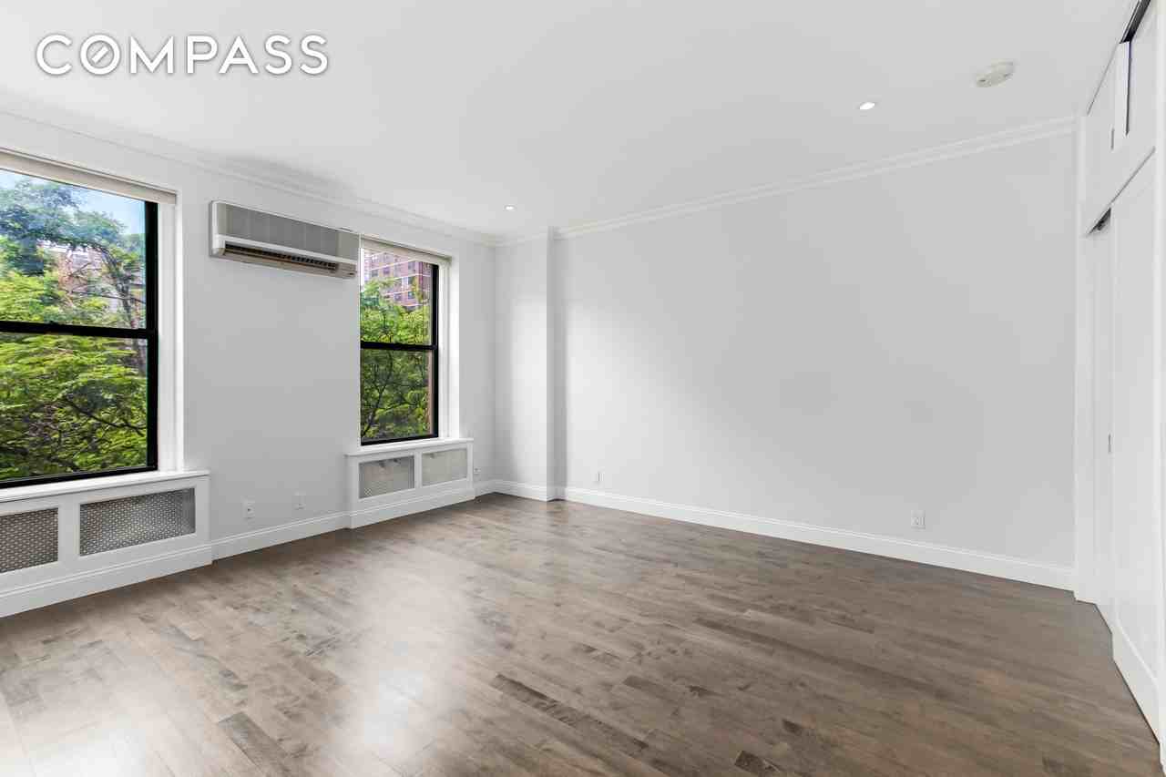 222 E 32nd St #3 - Photo 3 of 5