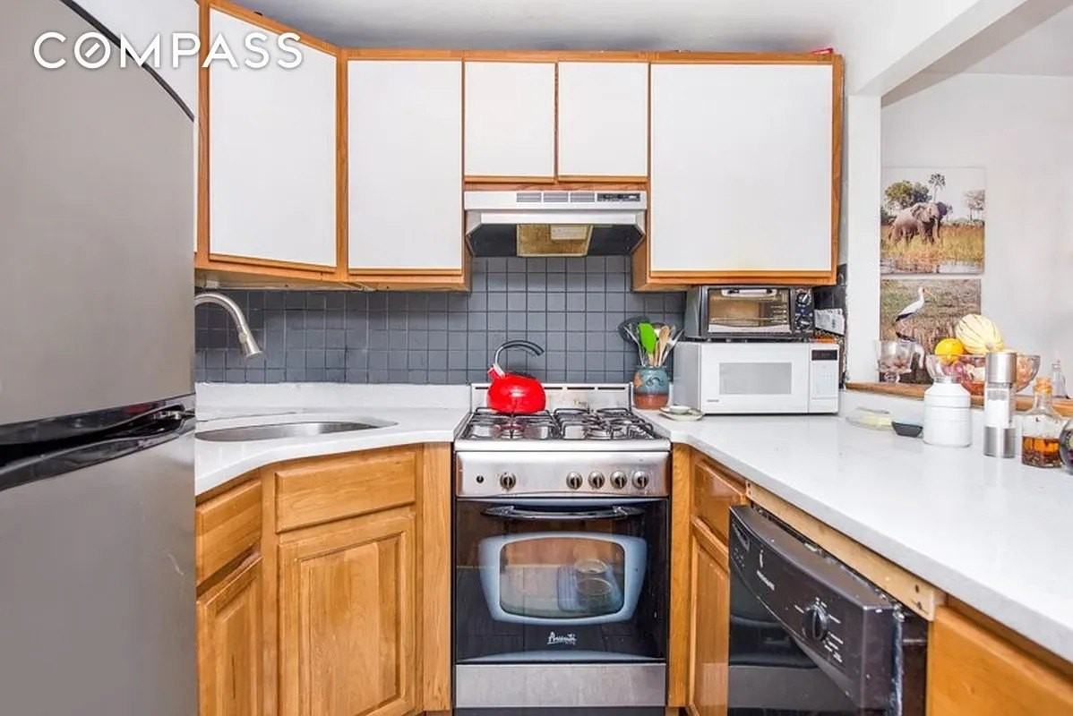 339 W 20th St #1R - Photo 4 of 10