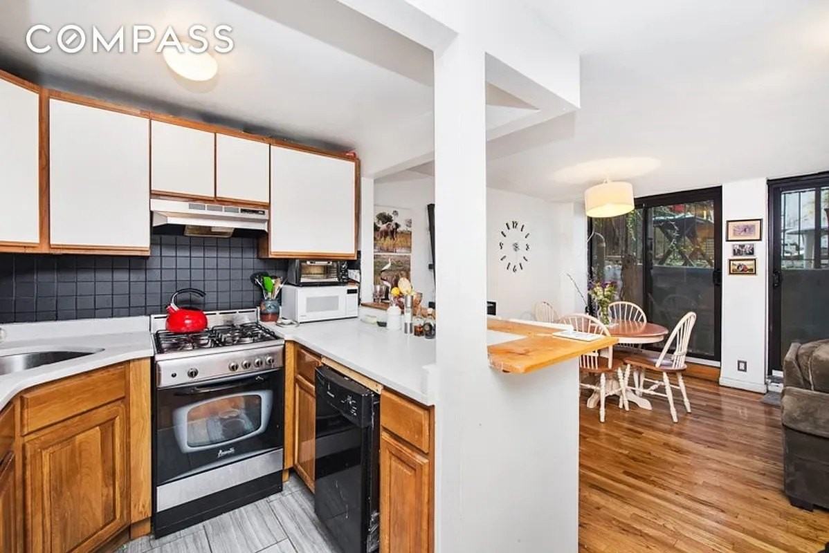 339 W 20th St #1R - Photo 5 of 10