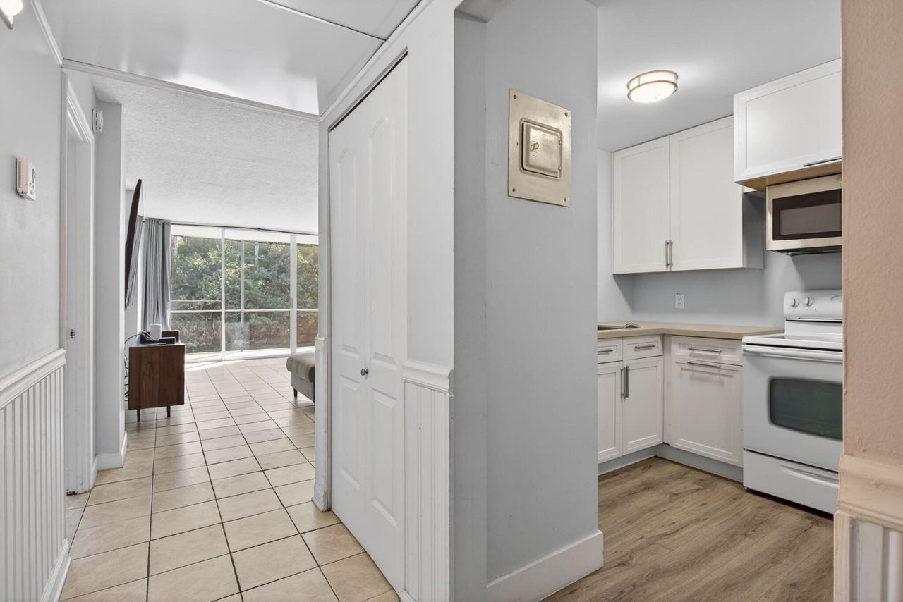 107 Royal Park Dr #1E - Photo 4 of 32