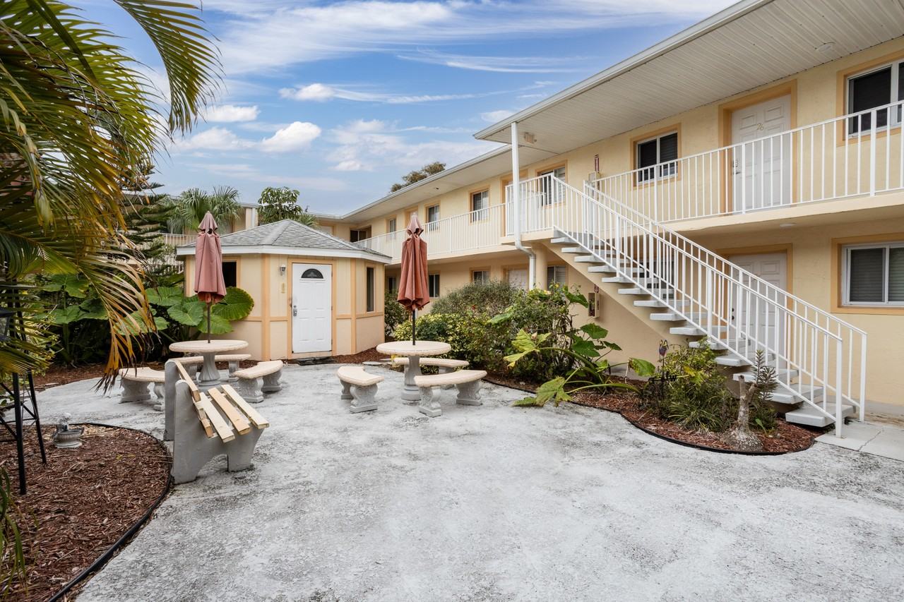 211 Circle Drive - 15BUnit 15B #15B - Photo 2 of 14