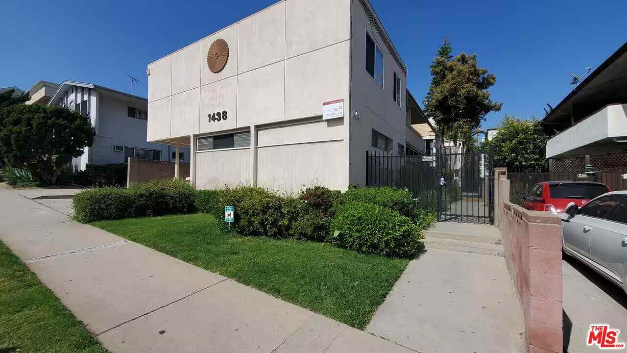 1438 S Barrington Ave