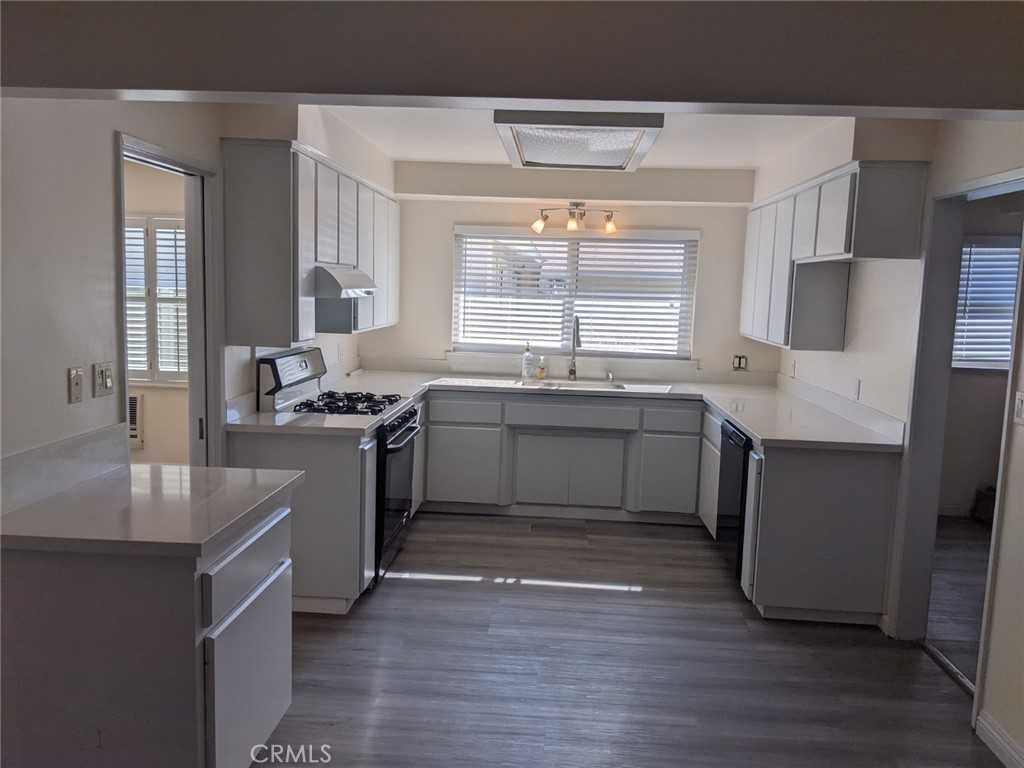 202 S Agate St #202 - Photo 4 of 9