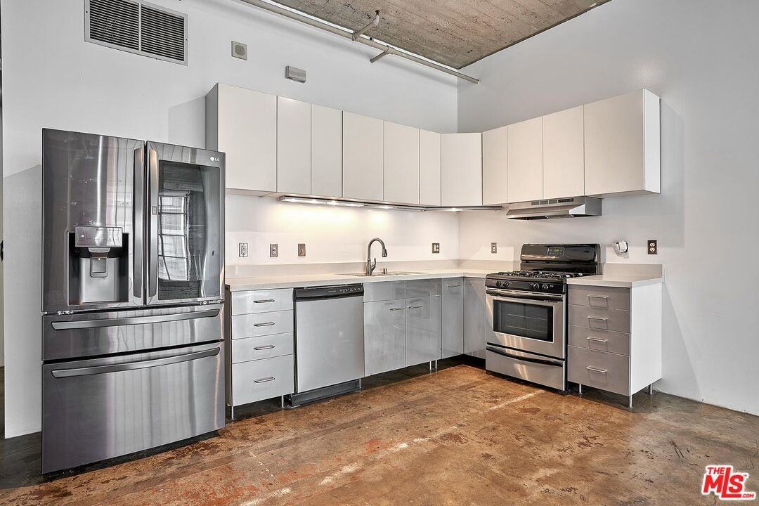 1855 E Industrial St #1855-302 - Photo 2 of 29