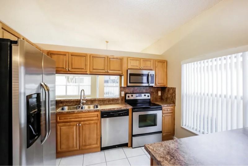 10890 Nw 46th Dr - Photo 4 of 12