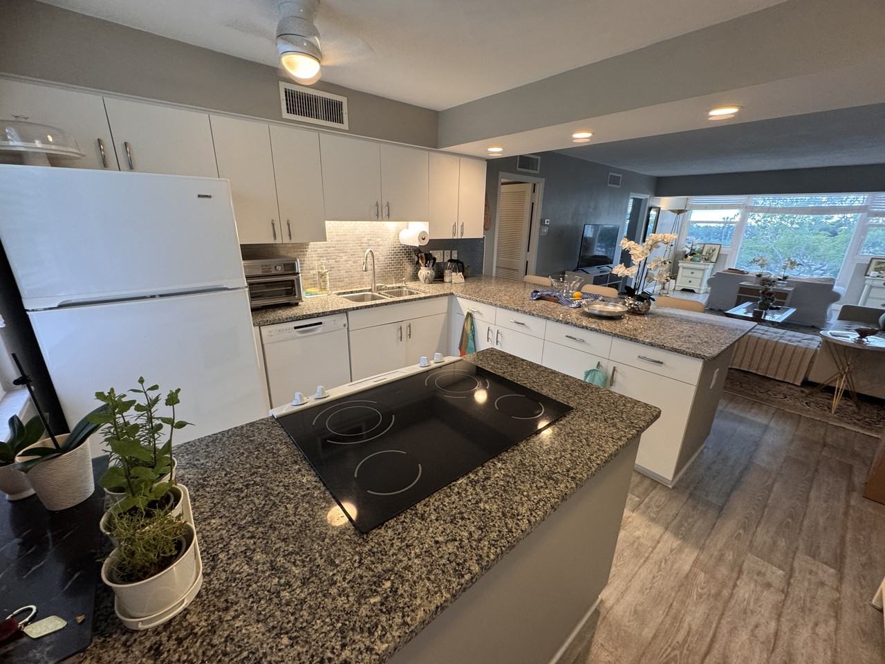 33 S Gulfstream Ave #409 - Photo 6 of 24