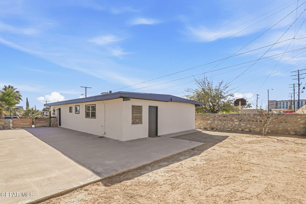 1105 N Clark Dr - Photo 3 of 24