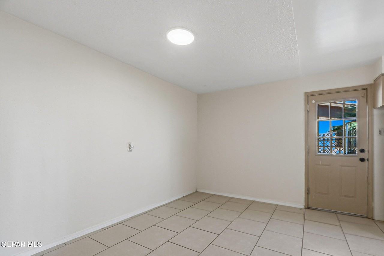 1105 N Clark Dr - Photo 7 of 24