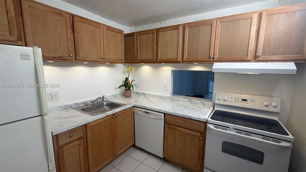 500 Executive Center Dr #1C - Photo 2 of 11