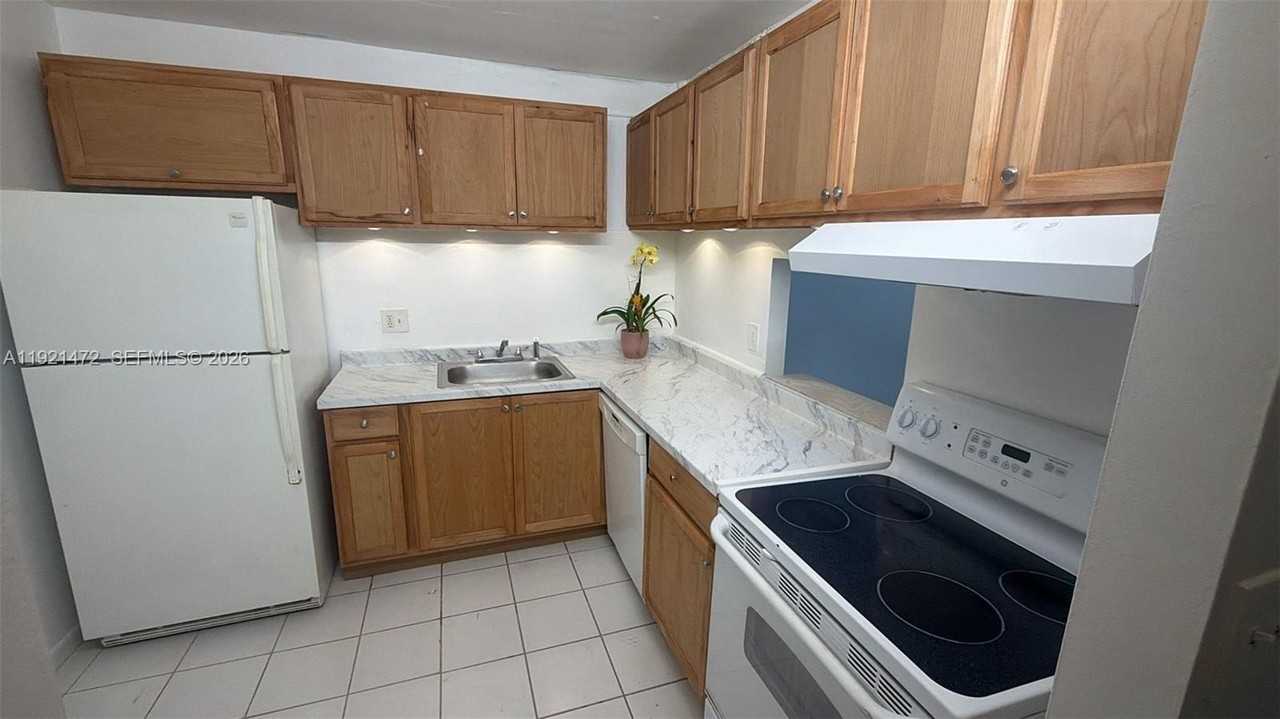 500 Executive Center Dr #1C - Photo 3 of 11